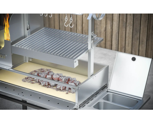 Grill mit Grillrost, Glut und Zubehörhaken