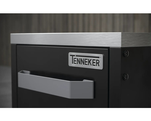 Tennaker Logo auf Werkstattschrank