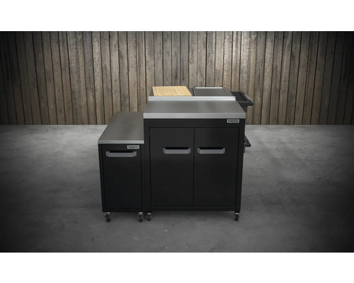 Grillküche mit Arbeitsplatte und Schränken