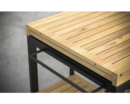 Detailansicht eines Servierwagens mit Arbeitsplatte aus Holz und schwarzem Metallgestell.