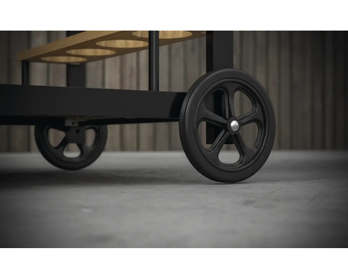 Detailaufnahme eines Servierwagens mit schwarzen Rädern.