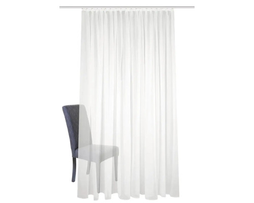 Weißer Gardinenschal vor einem Stuhl