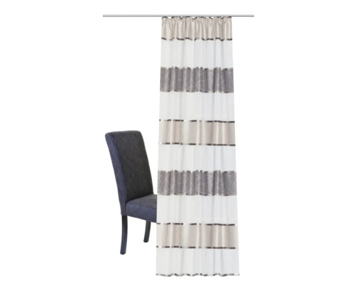Dekoschal mit Streifenmuster neben einem Stuhl
