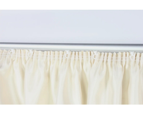 Gardine mit Gleitern an Gardinenschiene