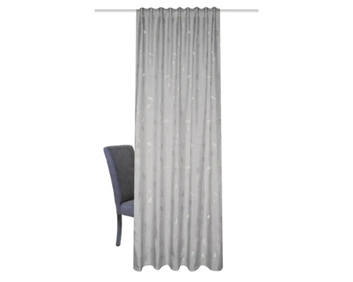 Dekoschal mit Muster vor einem Stuhl