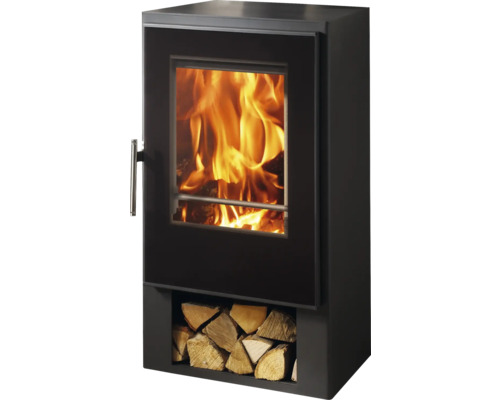 Kaminofen mit Holzfach und brennendem Feuer