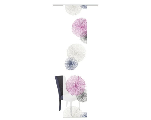 Dekostoff mit floralem Muster und Stuhl