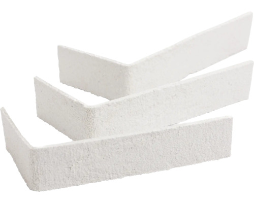 Drei Winkelsteine aus Beton