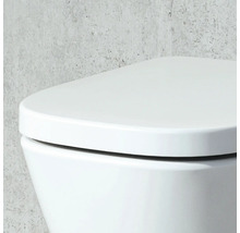 Nahaufnahme einer weißen Toilette mit geschlossenem Deckel.