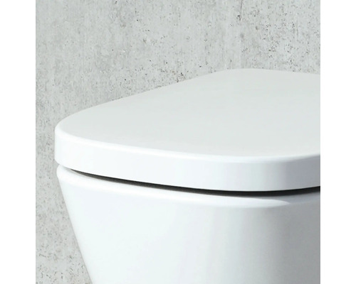 Nahaufnahme einer weißen Toilette mit geschlossenem Deckel.