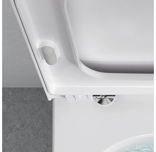 Detailansicht eines weißen Toilettendeckels aus Kunststoff