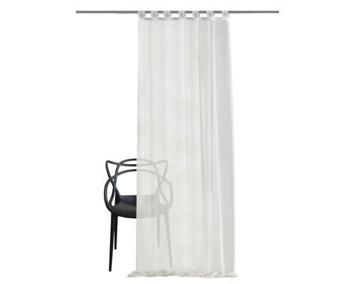 Weißer Dekoschal mit Schlaufenaufhängung vor einem Stuhl