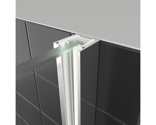 Detailansicht einer Duschkabine mit Metallrahmen und Glaselement