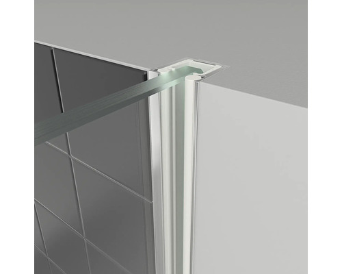 Detailansicht einer Duschkabinenbefestigung an einer gefliesten Wand.