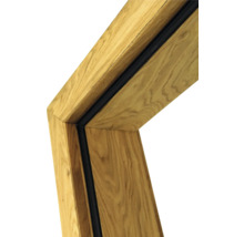 Detailansicht eines Türrahmens aus Holz mit Dichtung