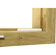 Detailansicht eines Holzfensters mit Dichtungsprofil