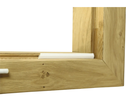 Detailansicht eines Holzfensters mit Dichtungsprofil