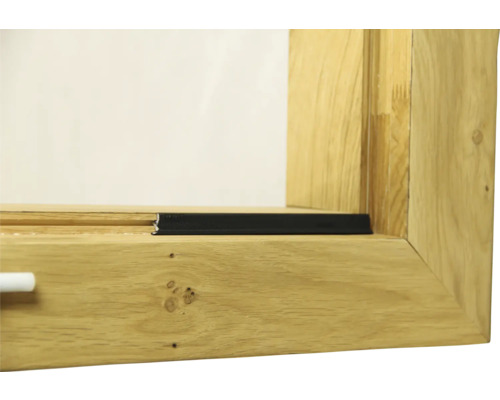 Detailansicht eines Holzfensters mit Dichtungsprofil