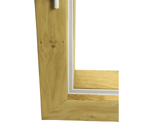 Detailansicht eines Holzfensterrahmens mit weißer Dichtung