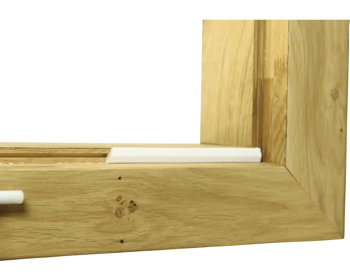 Detailansicht eines Holzfensters mit Dichtungsprofil