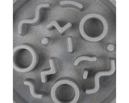 Grauer interaktiver Futterautomat für Haustiere mit Rillen und Erhebungen