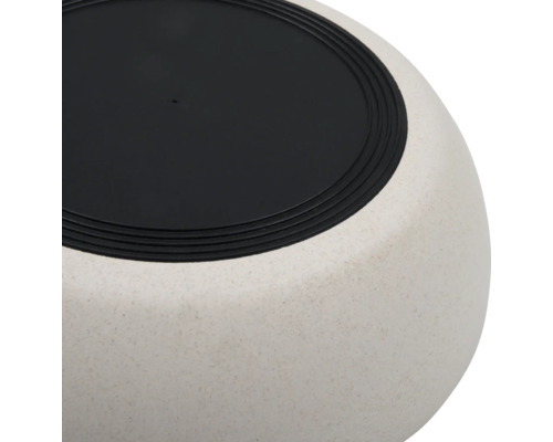 Detailansicht einer runden, hellen Schale mit schwarzem Deckel