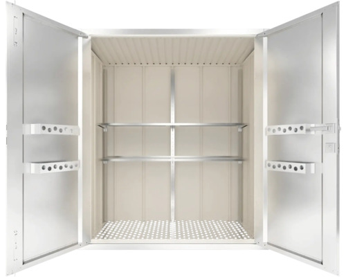 Geöffneter Geräteschrank mit Regalböden und Lochblechboden
