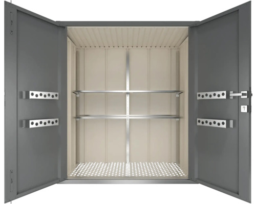 Geöffneter Geräteschrank mit Regalböden und Lochblechboden