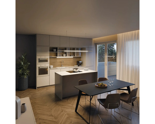 Modern eingerichtete Küche mit Kochinsel, Esstisch und Stühlen.