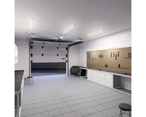 Garage mit Werkbank, Werkzeugwand und geöffnetem Garagentor