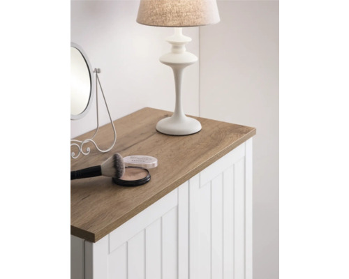 Schminktisch mit Spiegel, Lampe und Make-up-Utensilien