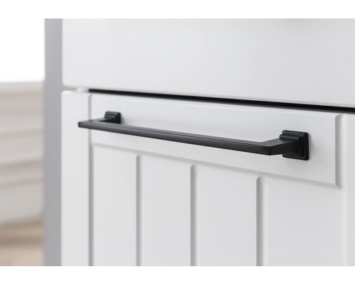 Detailansicht eines Handtuchhalters an einem Badezimmerschrank