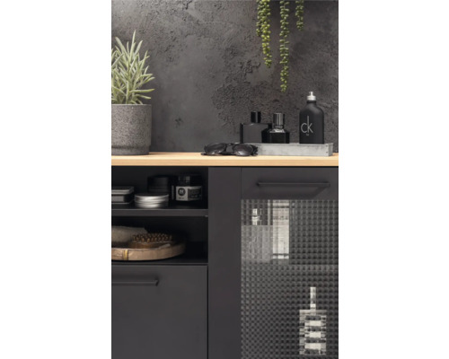 Badezimmeransicht mit Waschbeckenunterschrank, diversen Badutensilien und Dekoration