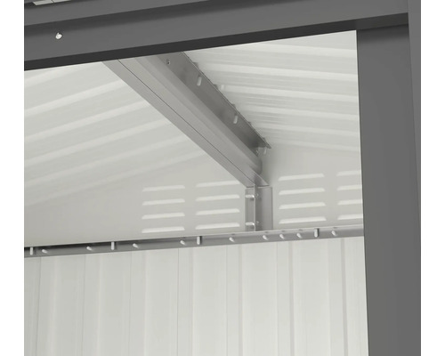 Detailansicht des Innenraums eines Gerätehauses mit Metallrahmen und Dach.