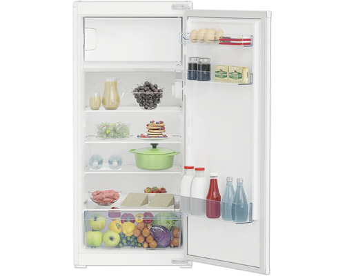 Gefüllter Kühlschrank mit diversen Lebensmitteln wie Obst, Gemüse und Getränken.