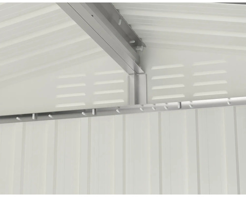 Innenansicht eines Gerätehauses mit Metallstruktur und Dach