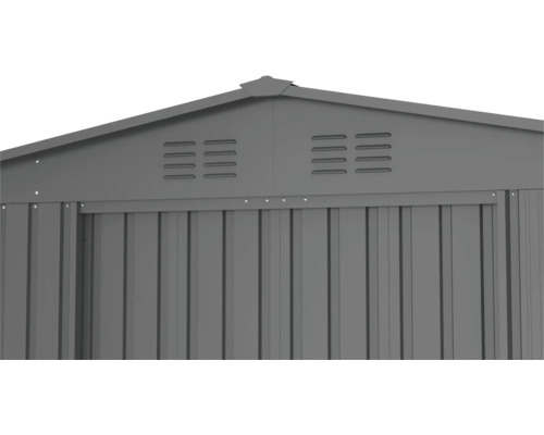 Detailansicht eines Gerätehauses mit Lüftungsschlitzen im Dachbereich.