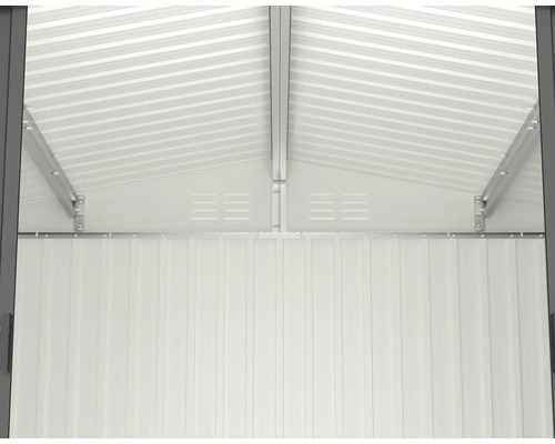 Innenansicht eines Gerätehauses mit Metalldach und Metallwänden.