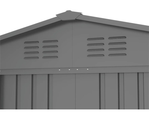 Detailansicht eines Gerätehauses mit Lüftungsschlitzen im Giebelbereich.