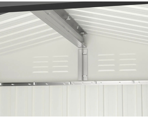 Innenansicht eines Gerätehauses mit Lüftungsschlitzen