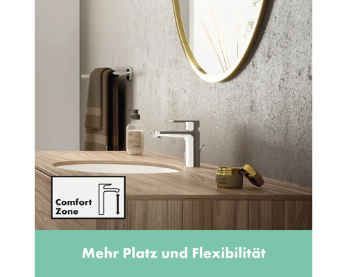 Modernes Badezimmer mit Waschtisch, Armatur und Spiegel