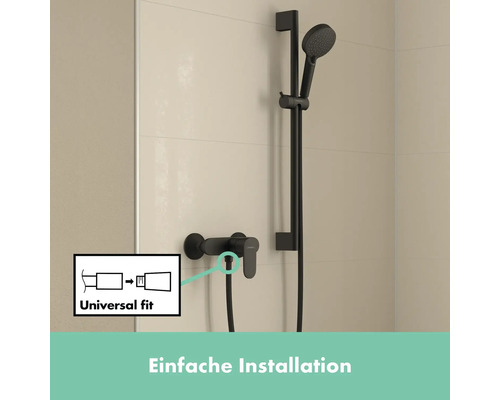 Duschgarnitur in einem Badezimmer mit Universalanschluss für einfache Installation.