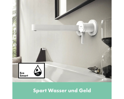 Wandarmatur im Badezimmer mit EcoSmart Funktion für Wasserersparnis