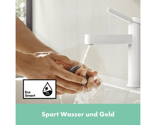 Person wäscht Hände unter einem Wasserhahn mit EcoSmart Funktion