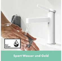 Eine Person wäscht ihre Hände unter einem weißen Wasserhahn mit dem Eco Smart Symbol, das für Wassereinsparung steht.