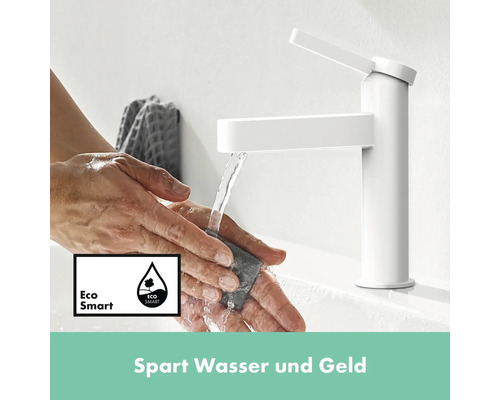 Eine Person wäscht ihre Hände unter einem weißen Wasserhahn mit dem Eco Smart Symbol, das für Wassereinsparung steht.