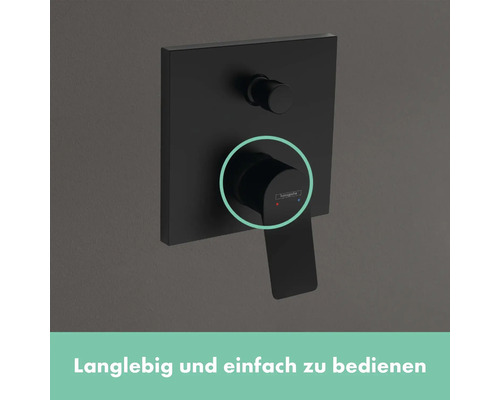 Eingebauter schwarzer Wasserhahn von Hansgrohe mit Temperaturregler