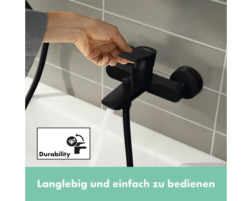Schwarze Badewannenarmatur mit Brauseschlauch im Badezimmer