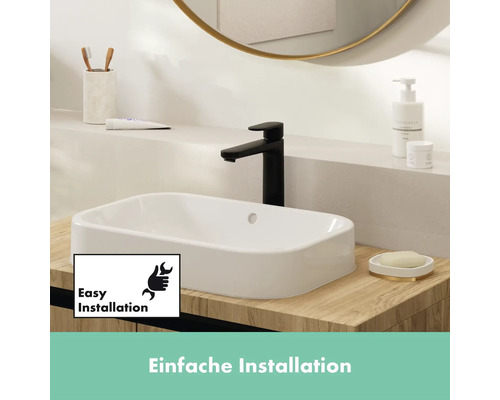 Badezimmer mit Waschbecken, Armatur und Spiegel für einfache Installation