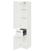 Weißer Hochschrank mit zwei offenen Türen, einer Schublade und zwei Glasböden
